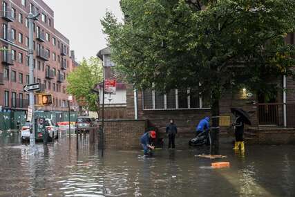 NJUJORK POD VODOM Velike poplave pogodile američku metropolu, proglašeno vanredno stanje (FOTO)