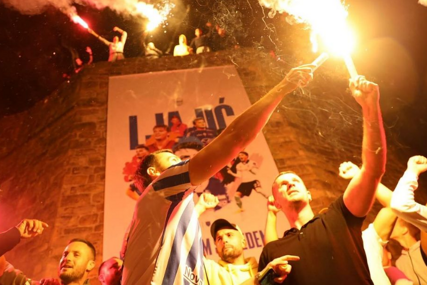 LUDNICA NA ULICAMA Vatromet, baklje, pjesme, bivši reprezentativac Srbije predstavljen u Novom Pazaru (VIDEO)