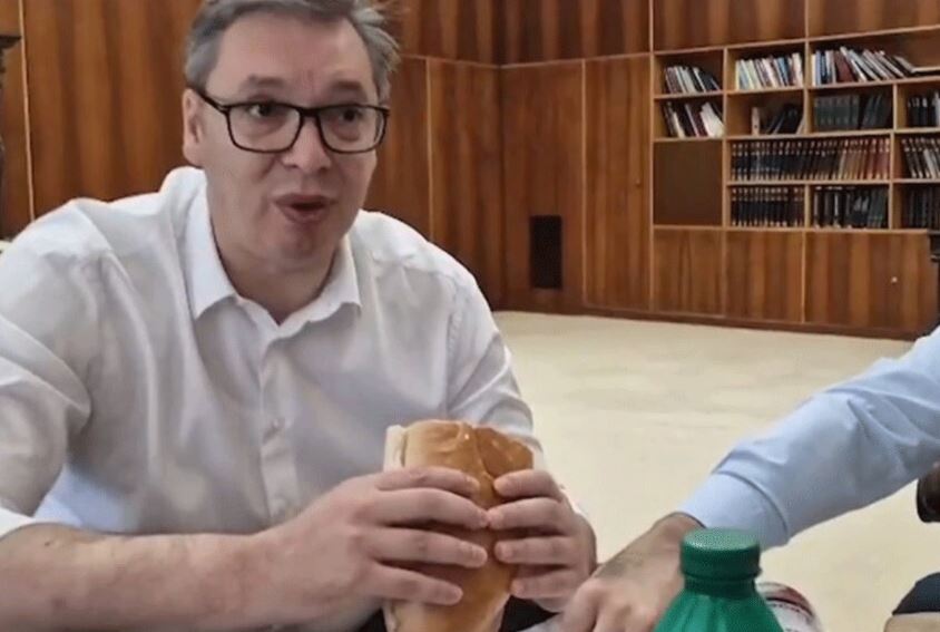 Aleksandar Vučić jede sendvič