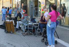 I starije ponese atmosfera: Bend u centru svira dječje pjesme, ali uživaju svi (FOTO)