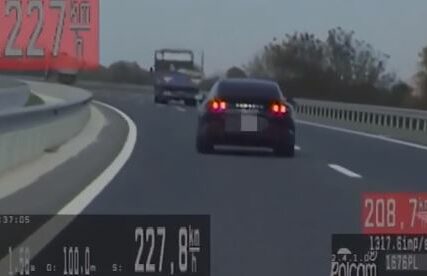 Jurio na auto-putu 228 kilometara na sat: Vozač divljao "poršeom" sa DVOJE MALE DJECE koja nisu bila vezana pojasom (VIDEO)