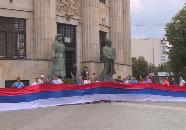 Srpska zastava razvučena u Banjaluci