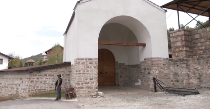 Prvi snimci iz Banjske: Ovako izgledaju manastir i okruženje nakon sukoba (VIDEO)