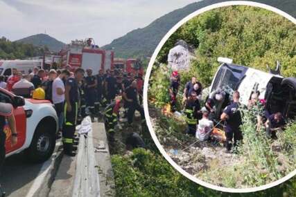 Prve slike sa mjesta nesreće u Crnoj Gori: Pun autobus putnika SURVAO SE U PROVALIJU, 3 osobe poginule, a više povrijeđenih (FOTO)