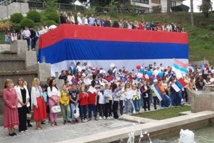 VIJORI SE TROBOJKA Učenici iz Mrkonjić Grada razvili srpsku zastavu dugu 30 metara (FOTO)