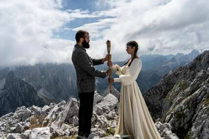 Popeli se na vrh Prokletija i onda rekli "DA": Nesvakidašnje vjenčanje Jovane i Davida na jednoj od najsurovijih planina (FOTO)