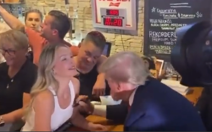 Tramp u zanosu: Dijelio pice u lokalu, pa se konobarici potpisivao na majicu (VIDEO)