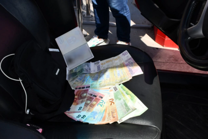 Novi detalji hapšenja dvojice dilera: Šverceri u autu imali više od 4 kilograma droge, a sjedište puno para (FOTO)