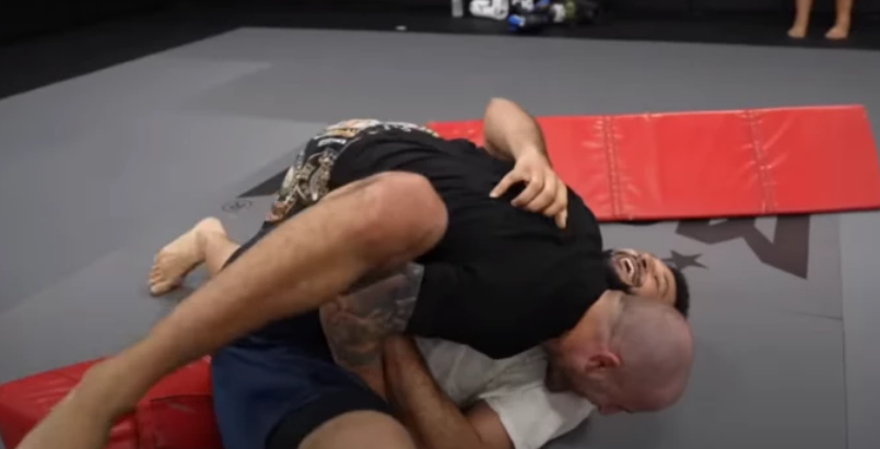 "Ovo mu bolje ide od košarke" Saigrač Nikole Jokića u klinču sa MMA borcem (VIDEO)