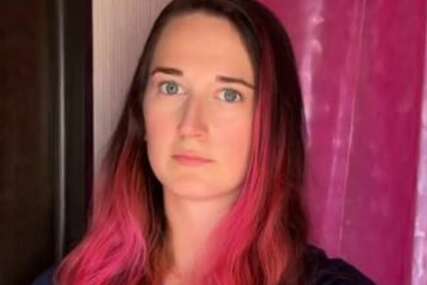 Našla neočekivano rješenje i postala hit: Šefovi joj zabranili da dolazi na posao s roze kosom, ona im spremila osvetu (VIDEO)