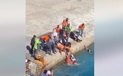 Scena iz Grčke koja vraća vjeru u ljude: Žena upala u more tokom ukrcavanja na brod, ljudi odmah skočili za njom (VIDEO)