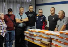 "Simbol su naše podrške i spremnosti da pružimo pomoć" Savjet mjesne zajednice Starčevica podijelio 50 pari zimskih cipela za najugroženije (FOTO)