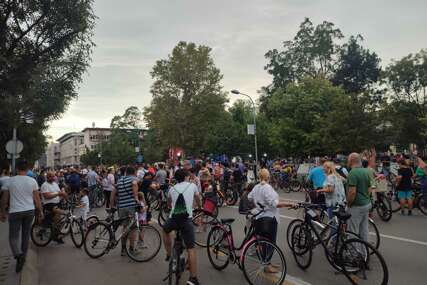 Centar pun dvotočkaša: Biciklijada okupila veliki broj sugrađana, na ulicama i puno djece (FOTO)