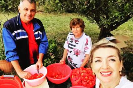 Priprema za zimu: Radojičić pokazao kako se pravi sos paradajz (FOTO)