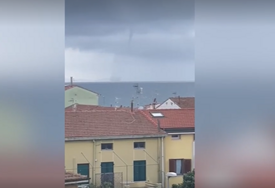 Srbin snimio pijavicu u Italiji "Bili smo na plaži, oluja je došla brzo sa mora" (VIDEO)