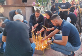 Tužni prizori na Kosovu: Okupljeni građani pale svijeće za svoje stradale sunarodnike (VIDEO, FOTO)