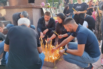Tužni prizori na Kosovu: Okupljeni građani pale svijeće za svoje stradale sunarodnike (VIDEO, FOTO)