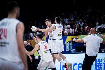 Košarkaši Srbije slave plasman u finale