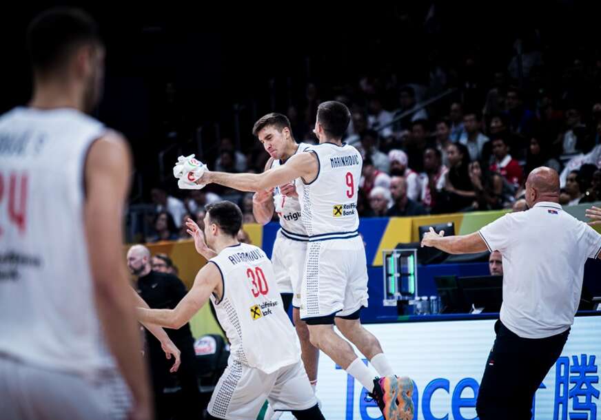 Košarkaši Srbije slave plasman u finale