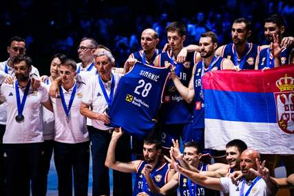 Košarkaši Srbije sa dresom Simanića