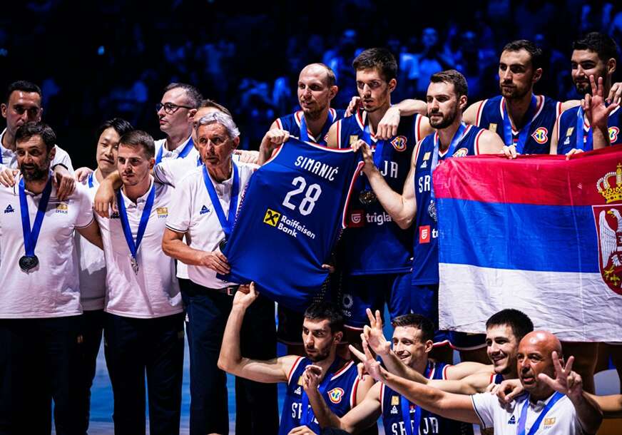 Košarkaši Srbije sa dresom Simanića