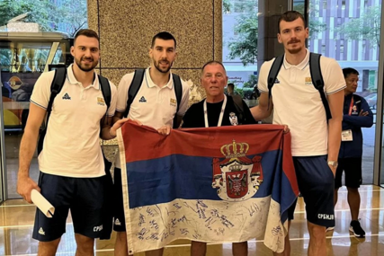 Košarkaši Srbije s navijačem