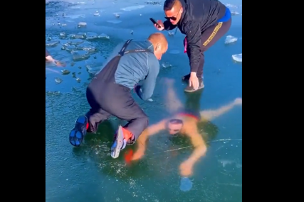 Zaglavio pod ledom: Plivač je proživio pravu noćnu moru kada je zaronio, nije znao kuda treba izaći (VIDEO)