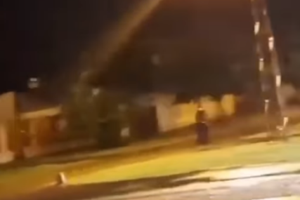 SABLASAN PRIZOR Misteriozna osoba u dugoj crnoj haljini snimljena na ulici, scena kao iz horor filma (VIDEO)