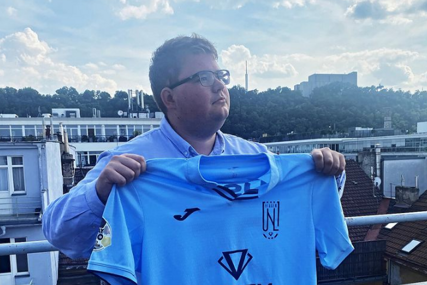 Martin Podhajski pozira sa dresom