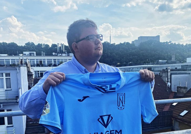 Martin Podhajski pozira sa dresom