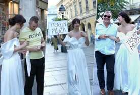 BANJALUČANKA TRAŽI MUŽA Milena centrom Beograda prošetala sa neobičnim transparentom, pa postala viralna (VIDEO)