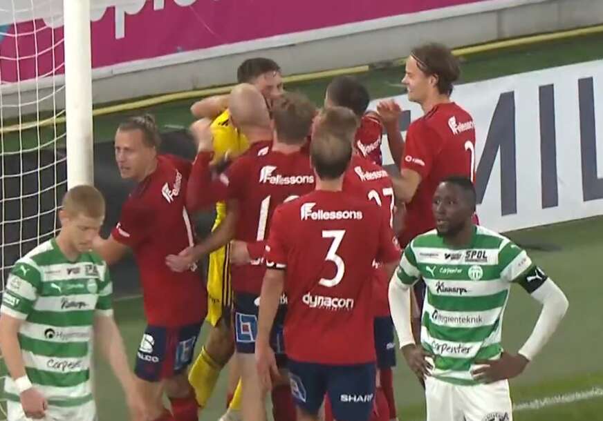 Miloje Preković daje gol glavom