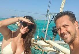 (FOTO) "Mama i tata na sastanku" Biković pozirao u liftu sa izabranicom, a ova POZNATA GLUMICA im je odmah ostavila neobičan komentar