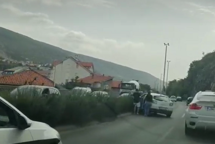 Saobraćajna nesreća u Mostaru: Učestvovalo jedno vozilo, stvorile se velike gužve  (VIDEO)