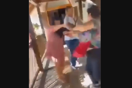 Incident u restoranu: Žena zatekla muža sa ljubavnicom, pa ih ISTUKLA PENDREKOM (VIDEO)