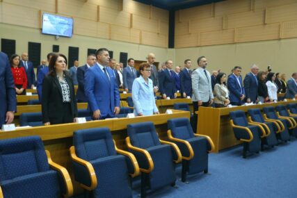 Sjednica NSRS počela minutom ćutanja za ubijene Srbe na Kosovu: Poslanici na dnevnom redu imaju više prijedloga zakona za razmatranje (FOTO)