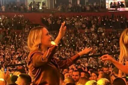 Žena Nikole Jokića u transu na koncertu Aleksandre Prijović: Zbog ove pjesme SKOČILA NA NOGE i počela da se uvija (VIDEO)