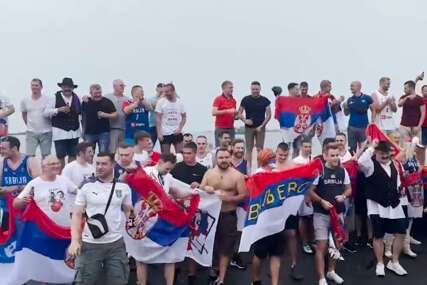 I FILIPINCI U SRPSKIM OBILJEŽJIMA Najveći broj navijača Srbije okupio se pred meč sa Litvancima (VIDEO)