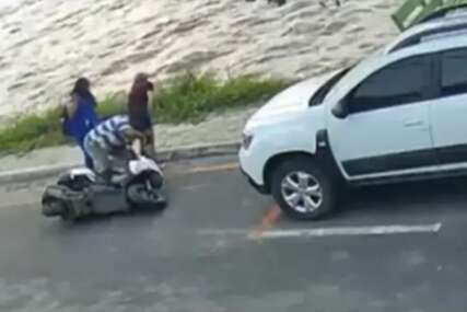 NESUĐENI HEROJ Muškarac htio da pomogne djevojkama koje su pale sa motora, pa završio neslavno (VIDEO)