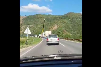 NESREĆA KOD ŽEPČA Kamion sletio s puta, dizalica ga pokušava izvući, a saobraćaj obustavljen (VIDEO)