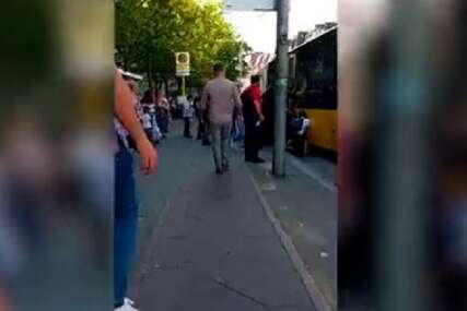 Ljudi podigli vozilo da oslobode tinejdžera: Mladić pao pod točkove kad je trčao da stigne autobus (VIDEO)