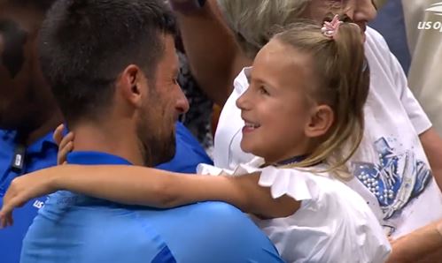 (VIDEO) PRESLADAK PRIZOR Novak pozirao na treningu dok ga kćerkica Tara snima, navijači oduševljeni