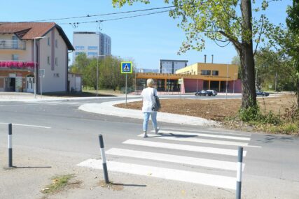 Pješački prelaz k'o amateri da su postavljali: Škola završena, a do nje ulicom bez trotoara (FOTO)