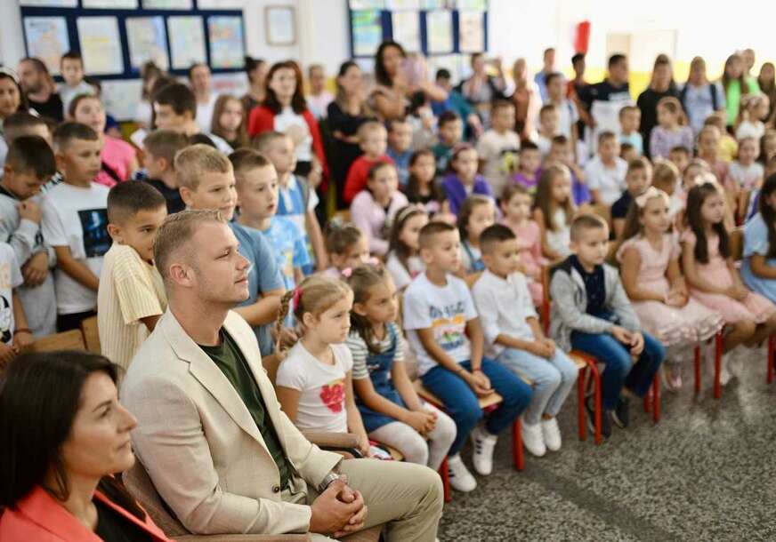 PRIREDBA djeca sa gradonačelnikom Draškom Stanivukovićem