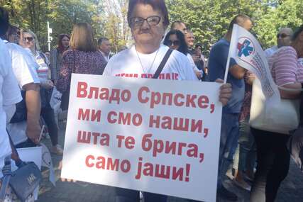 "Teško je raditi u ovakvim uslovima" Medicinska sestra sa 40 godina staža stigla na protest u Banjaluku