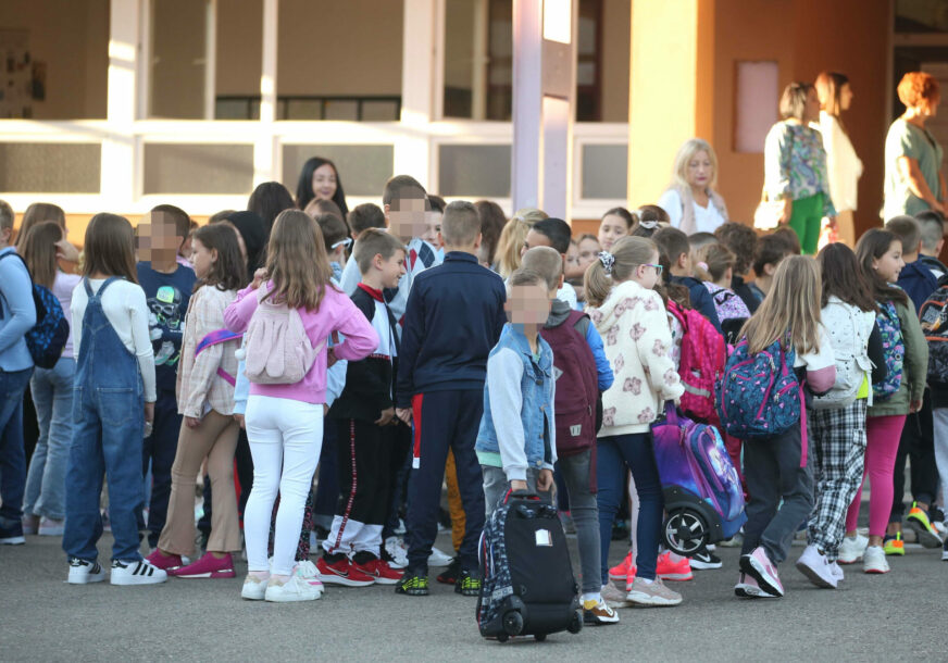 Učenici ispred škole