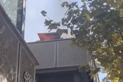 Ugostiteljski objekat gori: Vatrogasci sa krova gase vatru, pokušavaju spriječiti požar (VIDEO)