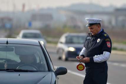 “Pljuštale kazne”u Banjaluci: Policija izdala prekršajne naloge za 106 vozača i 59 pješaka