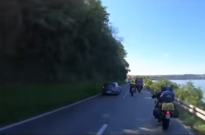 "Ovo je pokušaj ubistva" Preticao u nepreglednoj krivini kolonu motociklista, nesreća izbjegnuta za dlaku (VIDEO)