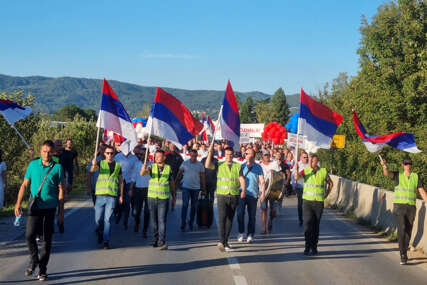 Završen skup uz stihove vladike Nikolaja: Protesti podrške institucijama Srpske protekli bez incidenta (FOTO)